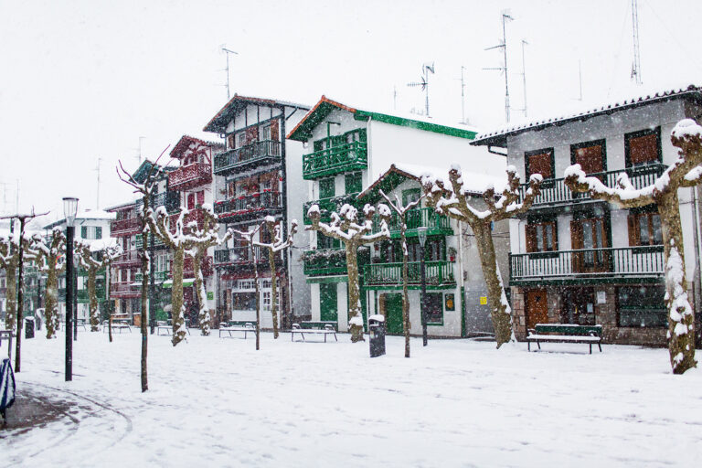 Barrio de pescadores con nieve